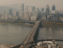 Hawkeye letí nad městem