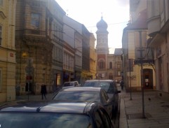 Kpt. Ondrová před bydlištěm Kepky