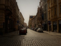 pred domom kapitánky Ondrovej