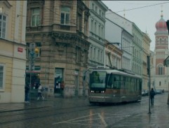 Kpt. Ondrová před bydlištěm Kepky