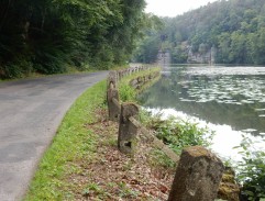 Silnice kolem rybníka