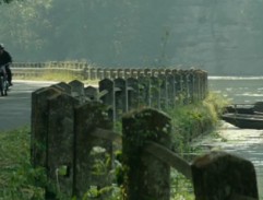 Silnice kolem rybníka