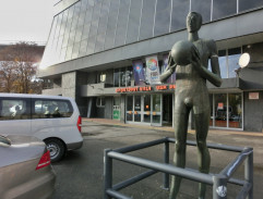 Milan žebrá peníze od táty na cestu