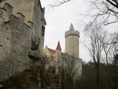 Před královským hradem