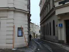 Vítek přiváží k divadlu Zuzanku