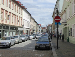 Marek přijíždí do divadla