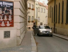 Vítek přiváží k divadlu Zuzanku