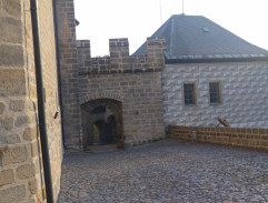 Na hrad přijíždí bratranec