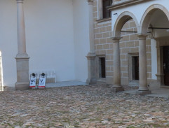 Angelika přijíždí za sestrou