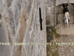 Na hrad přijíždí bratranec