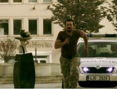 Za Richardem jede policie