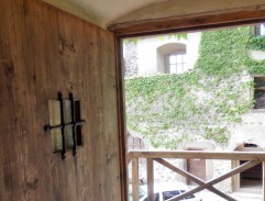 Tajný sleduje Johanku na náměstí