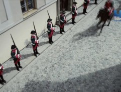 Armáda projíždí ulicemi