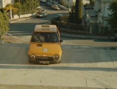 Borowitz ujíždí policii po schodech