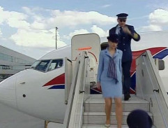 Pilot Mareš vystupuje z letadla