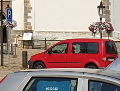 nevěsty před kostelem