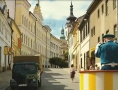 auto přijíždí k policistovi