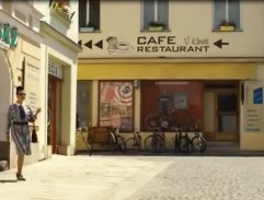 paní vychází z domu