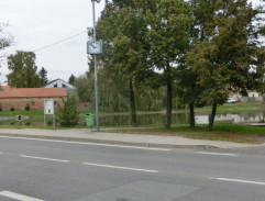 na autobusové zastávce