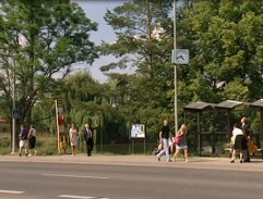 na autobusové zastávce