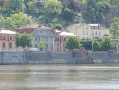 Loď pluje pod Vyšehradem