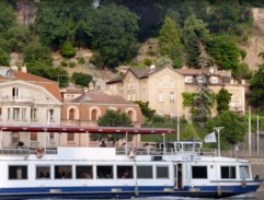 Loď pluje pod Vyšehradem