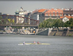 Veslaři na Vltavě