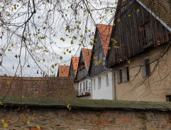 Domy s dřevěnými štíty