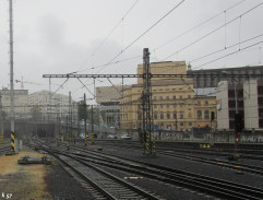 Vlak vyjíždí z nádraží