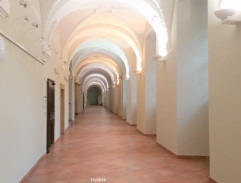 Před kvestorovou pracovnou