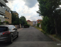 Před domem Samuela Plevy