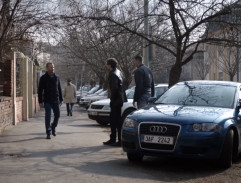 Před bydlištěm Petra Vlčka