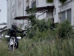 Honička s motorkářem