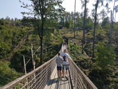 Most nad vlčím výběhem