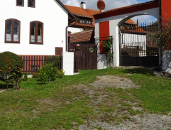 Před domem Brucknerovy matky