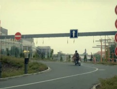 Ošetřovatel jede na motorce