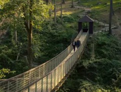 Most nad vlčím výběhem