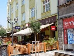 Štvanice pokračuje