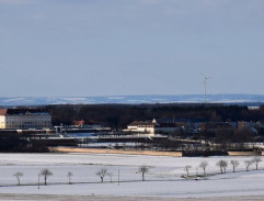 Petr se dívá dalekohledem do Rakouska