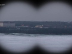 Petr se dívá dalekohledem do Rakouska