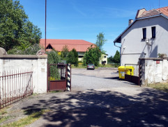 V bráně