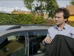 Jarda vystupuje z auta