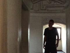 Jánošík na chodbě zámku