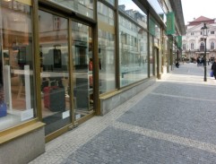 Marek před obchodem