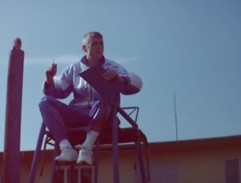 Rozhodčí trefený raketou