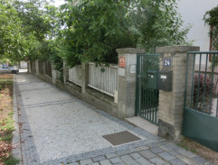 Před domem Kolumných