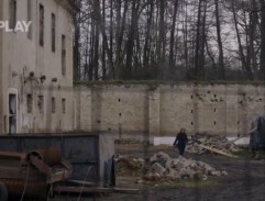 Před starou budovou