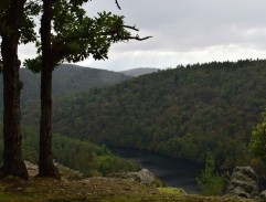 Vyhlídka na údolí s lázněmi