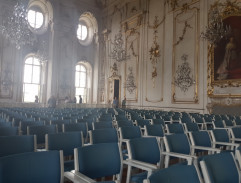 v cisárskom paláci