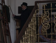 Před malířovým bytem